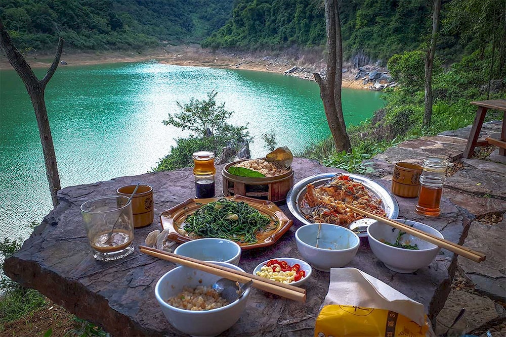 The glamping experience includes campfire activities, traditional music performances by local ethnic minorities, and authentic mountain cuisine